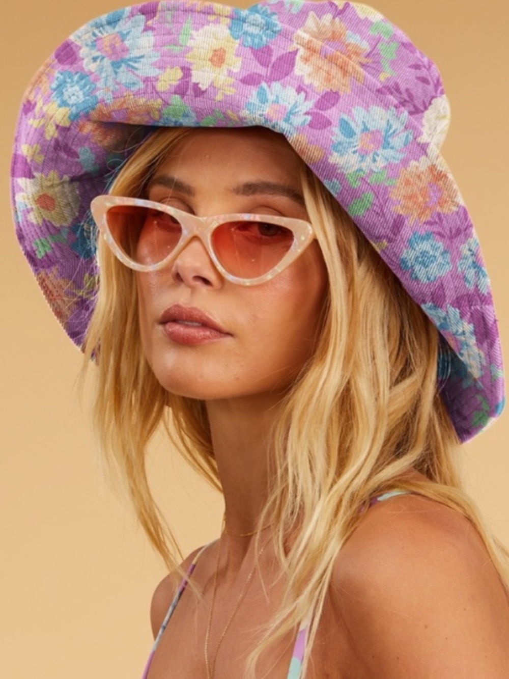 Iridescent cat eye retro sunglasses. Pink lenses
